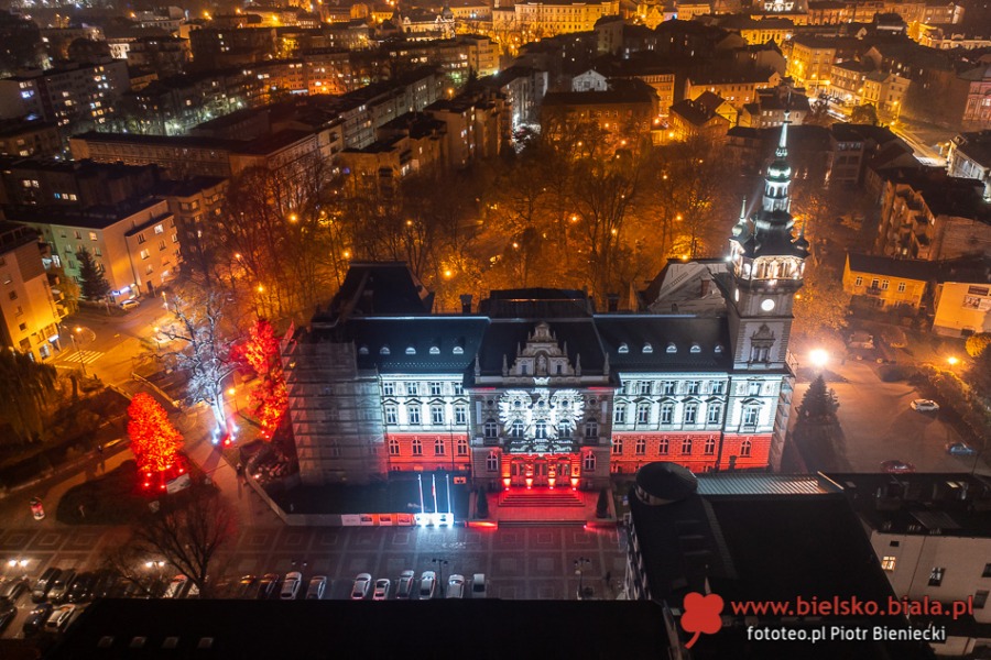 Bielski ratusz iluminowany w barwach narodowych. Dumny orzeł biały na fasadzie! ZDJĘCIA