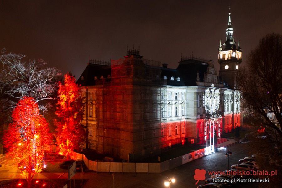 Bielski ratusz iluminowany w barwach narodowych. Dumny orzeł biały na fasadzie! ZDJĘCIA