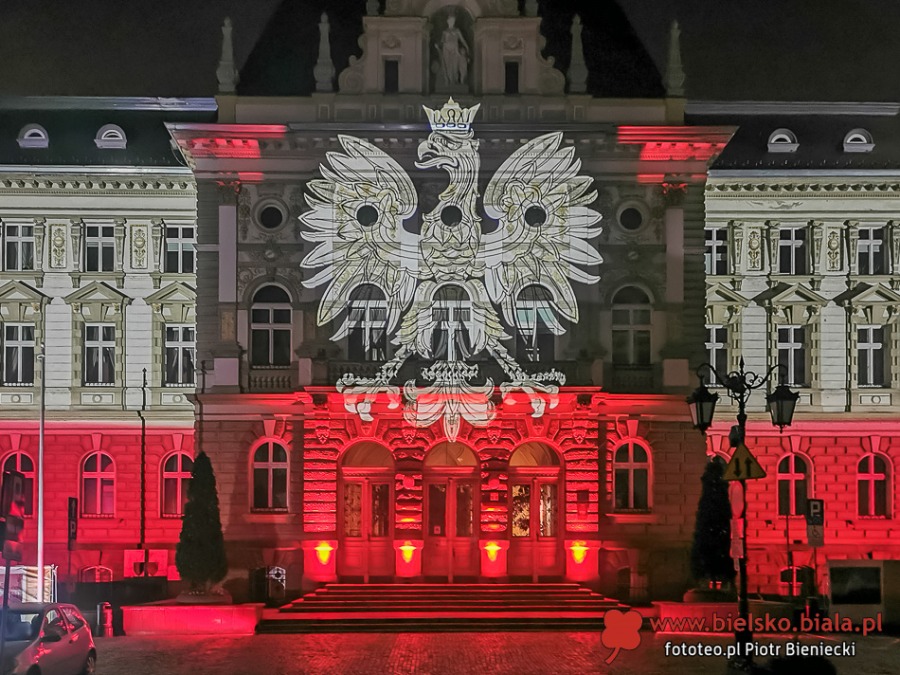 Bielski ratusz iluminowany w barwach narodowych. Dumny orzeł biały na fasadzie! ZDJĘCIA