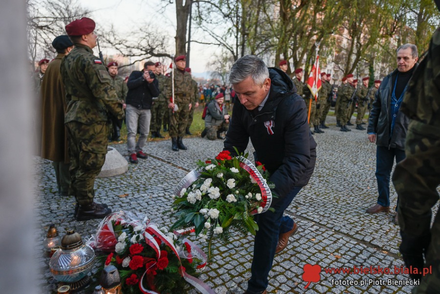 Smutne obchody radosnego święta. Lista obecności polityków ZDJĘCIA