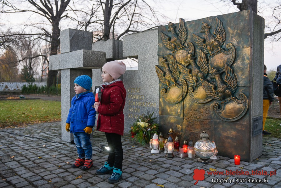 Smutne obchody radosnego święta. Lista obecności polityków ZDJĘCIA