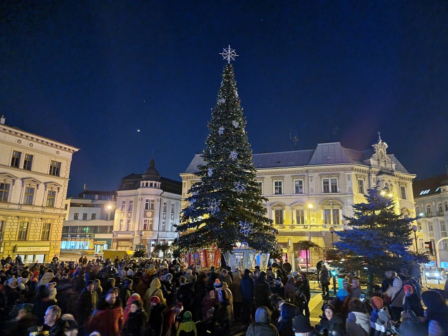 Rozbłysła choinka na placu Chrobrego. Świąteczne drzewko zachwyca przechodniów FILM i FOTO