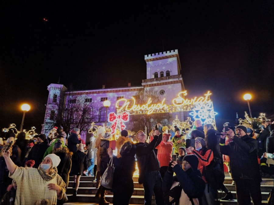 Rozbłysła choinka na placu Chrobrego. Świąteczne drzewko zachwyca przechodniów FILM i FOTO