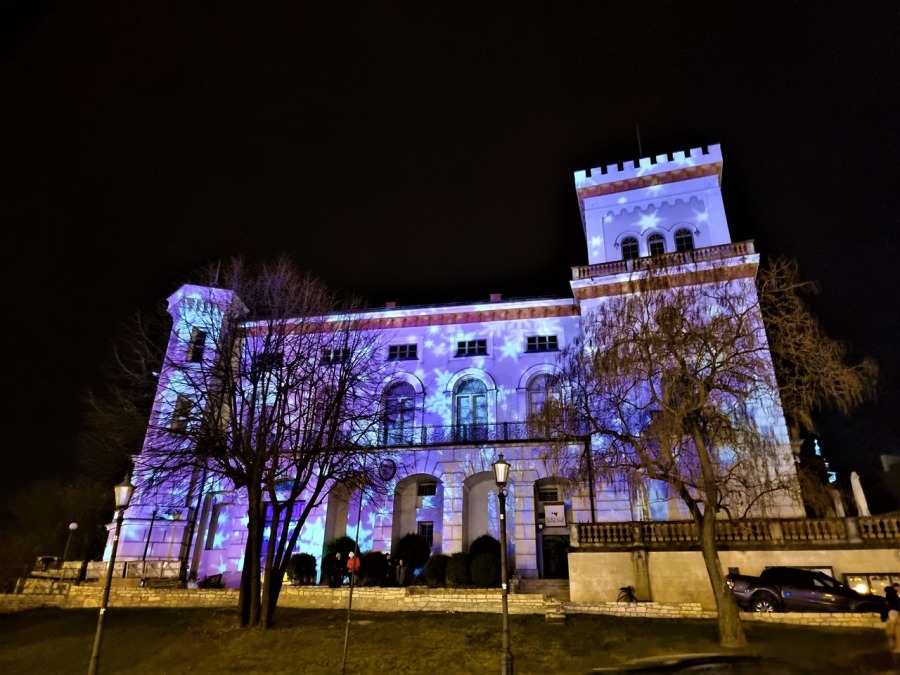 Rozbłysła choinka na placu Chrobrego. Świąteczne drzewko zachwyca przechodniów FILM i FOTO