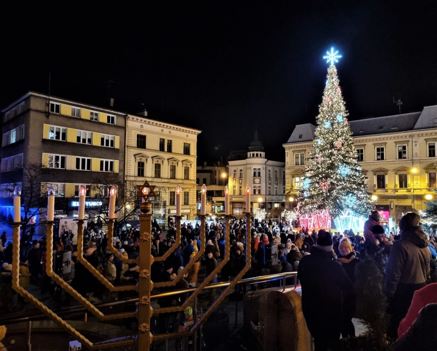Rozbłysła choinka na placu Chrobrego. Świąteczne drzewko zachwyca przechodniów FILM i FOTO