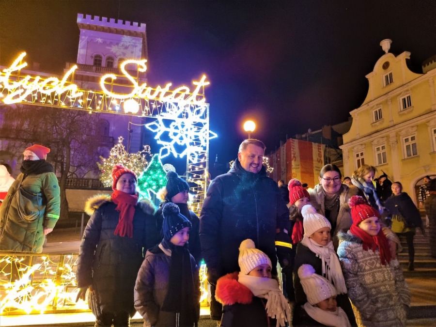 Rozbłysła choinka na placu Chrobrego. Świąteczne drzewko zachwyca przechodniów FILM i FOTO