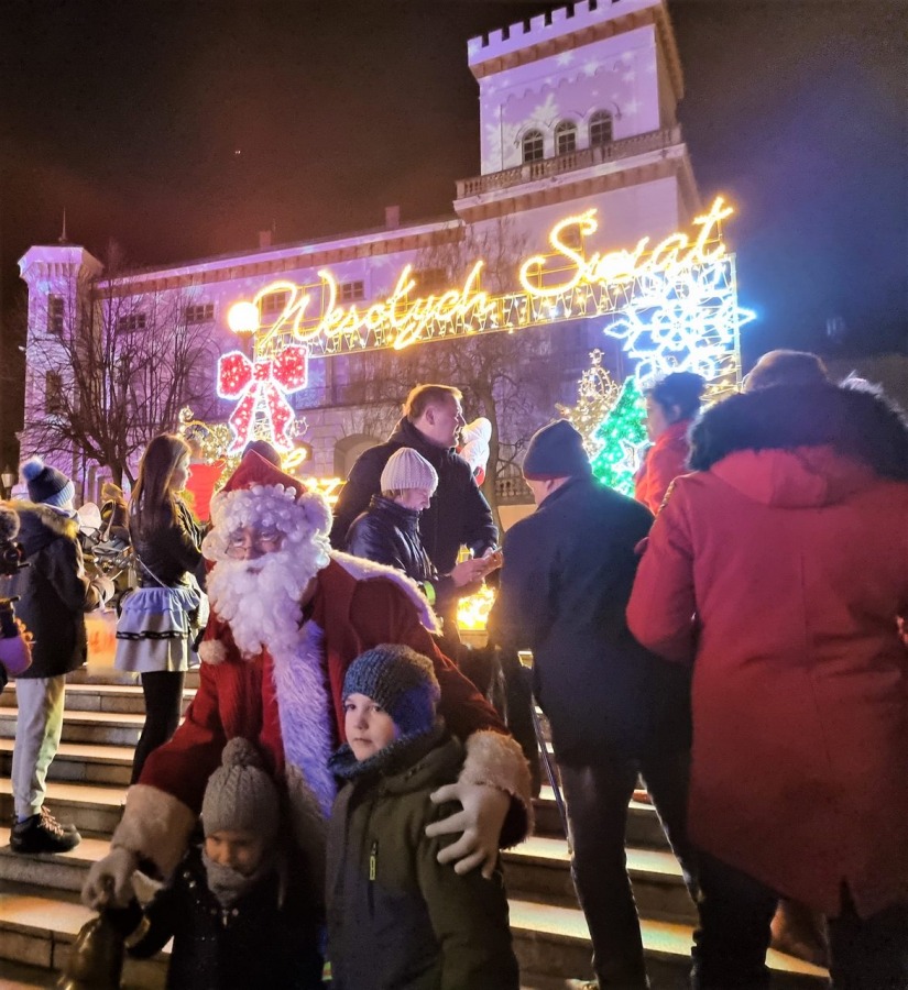 Rozbłysła choinka na placu Chrobrego. Świąteczne drzewko zachwyca przechodniów FILM i FOTO