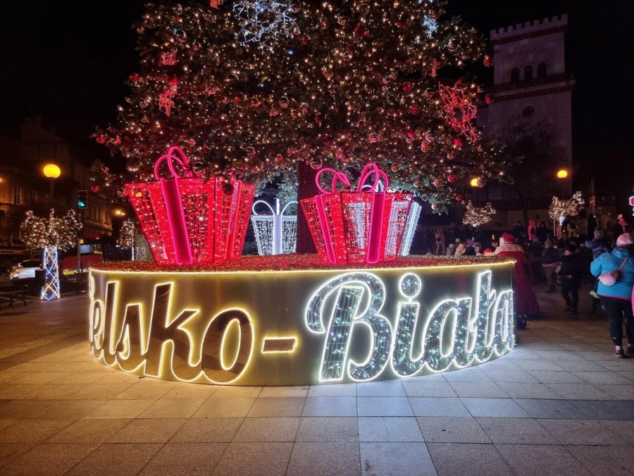 Rozbłysła choinka na placu Chrobrego. Świąteczne drzewko zachwyca przechodniów FILM i FOTO