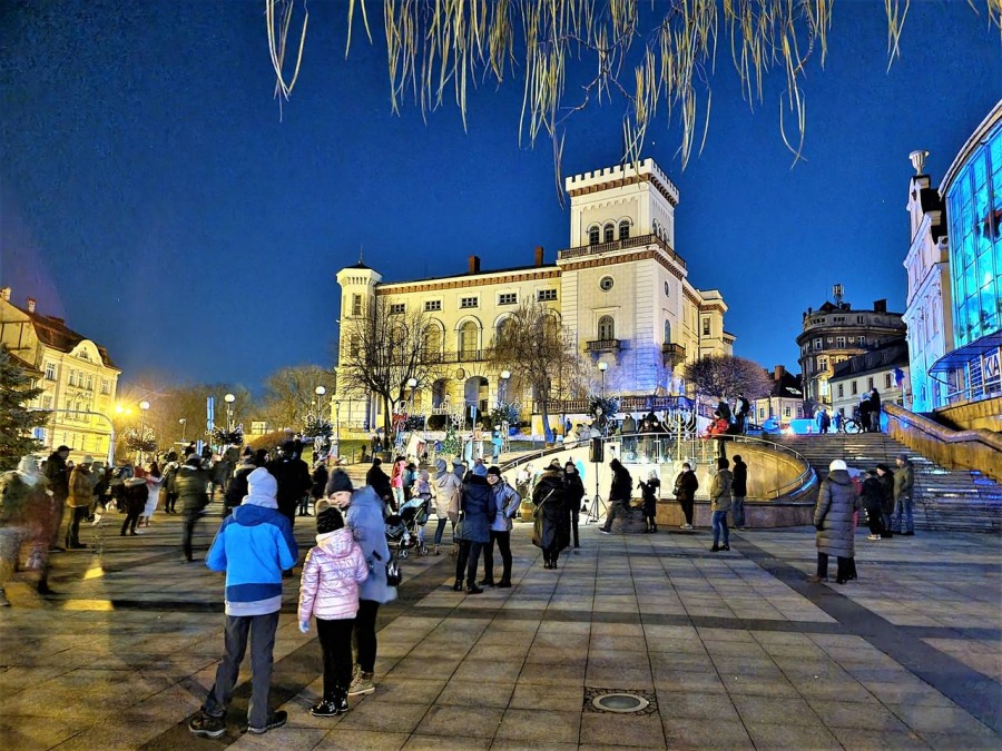 Rozbłysła choinka na placu Chrobrego. Świąteczne drzewko zachwyca przechodniów FILM i FOTO