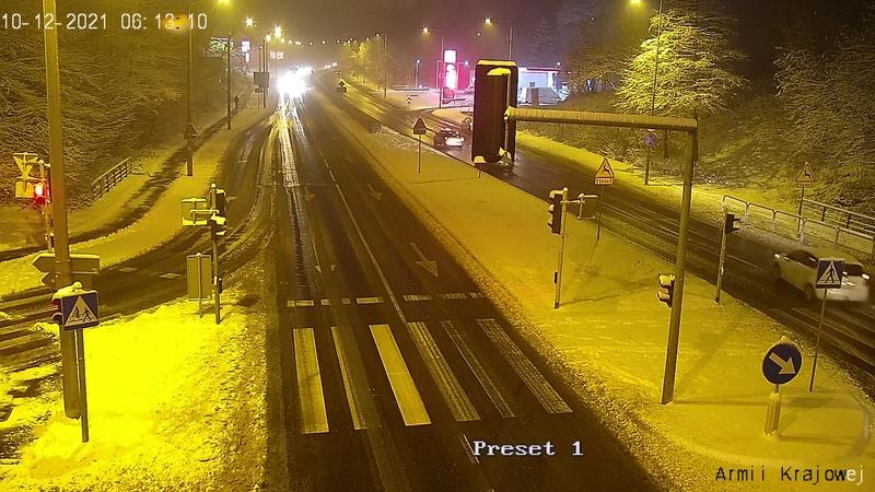 Śnieg sparaliżował wiele dzielnic Bielska-Białej. Samochody utknęły na drodze - foto