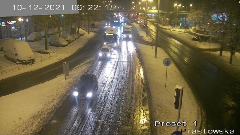 Śnieg sparaliżował wiele dzielnic Bielska-Białej. Samochody utknęły na drodze - foto