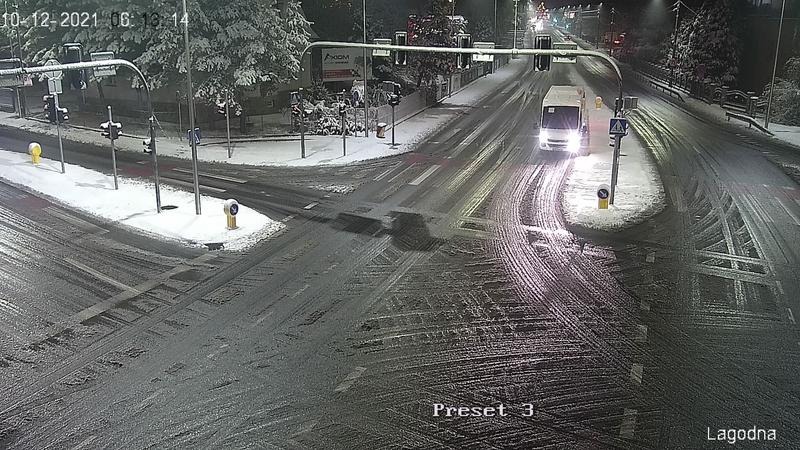 Śnieg sparaliżował wiele dzielnic Bielska-Białej. Samochody utknęły na drodze - foto