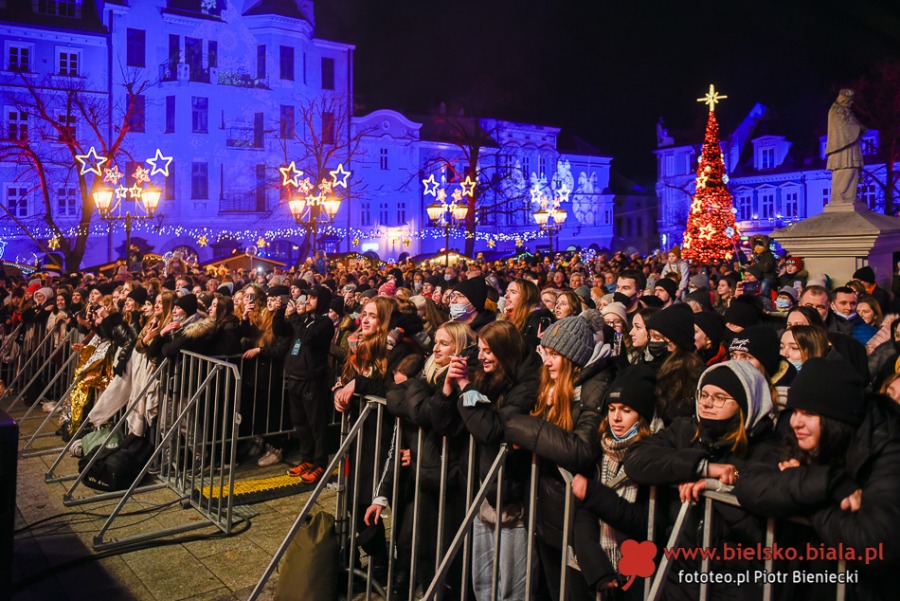 Tłum szczelnie wypełnił Rynek. Fanki Dawida przebyły nawet 600 km! ZDJĘCIA