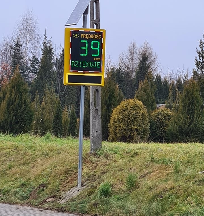 Bat na piratów drogowych przy Czerwonej. Tam kierowcy lubią poszaleć - foto