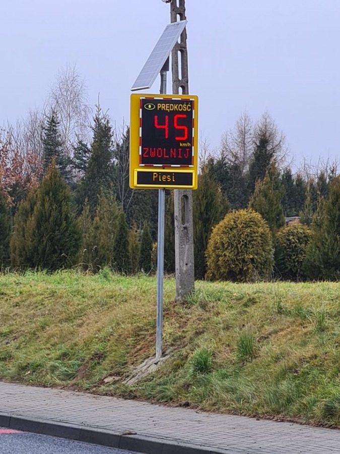 Bat na piratów drogowych przy Czerwonej. Tam kierowcy lubią poszaleć - foto