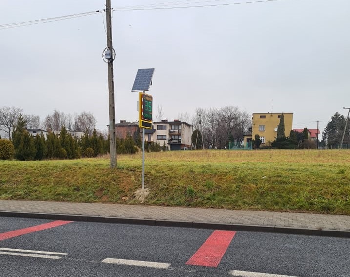 Bat na piratów drogowych przy Czerwonej. Tam kierowcy lubią poszaleć - foto