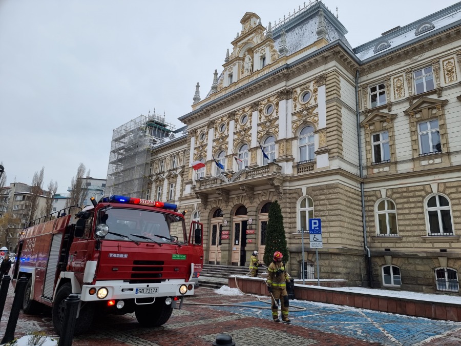 Pożar w bielskim ratuszu. Akcja gaśnicza z użyciem drabiny mechanicznej ZDJĘCIA