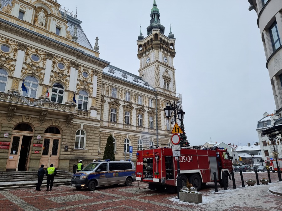 Pożar w bielskim ratuszu. Akcja gaśnicza z użyciem drabiny mechanicznej ZDJĘCIA
