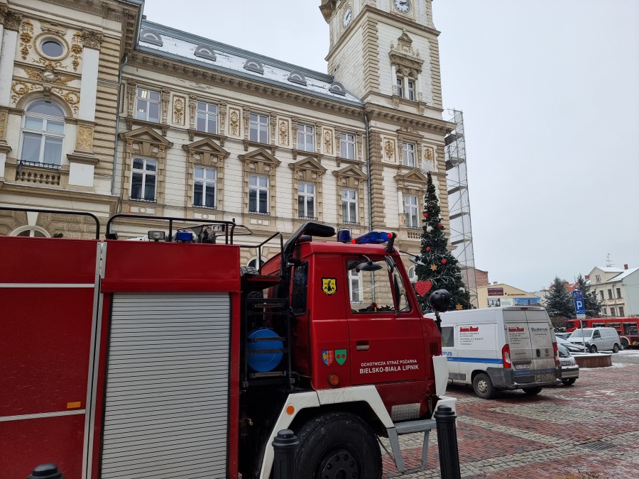 Pożar w bielskim ratuszu. Akcja gaśnicza z użyciem drabiny mechanicznej ZDJĘCIA