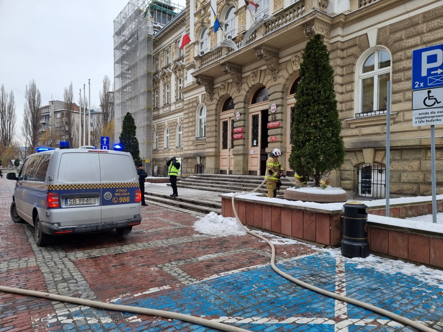 Pożar w bielskim ratuszu. Akcja gaśnicza z użyciem drabiny mechanicznej ZDJĘCIA
