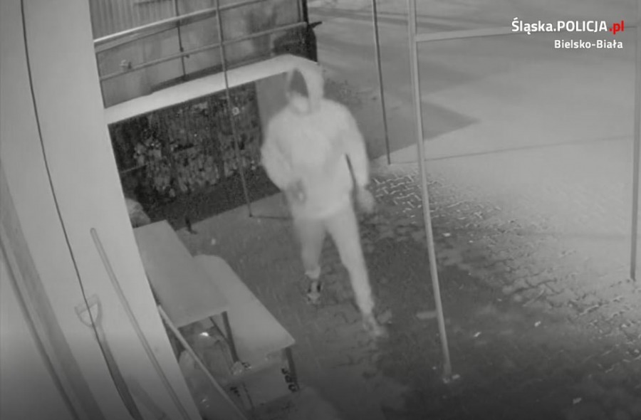 Włamywacze w kaplicy cmentarnej. Ukradli wartościowe przedmioty WIDEO