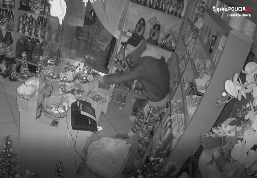 Włamywacze w kaplicy cmentarnej. Ukradli wartościowe przedmioty WIDEO