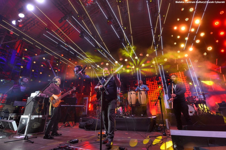 Rewelacyjny sylwester pod ratuszem. Enej zdążył na koncert w Bielsku-Białej ZDJĘCIA