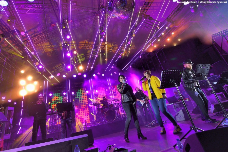 Rewelacyjny sylwester pod ratuszem. Enej zdążył na koncert w Bielsku-Białej ZDJĘCIA