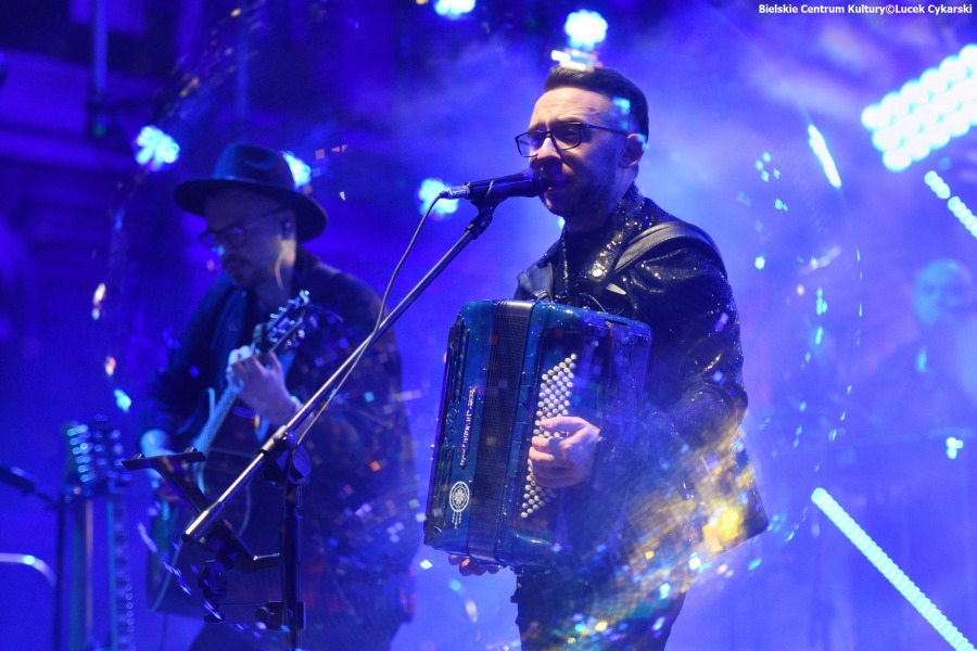 Rewelacyjny sylwester pod ratuszem. Enej zdążył na koncert w Bielsku-Białej ZDJĘCIA