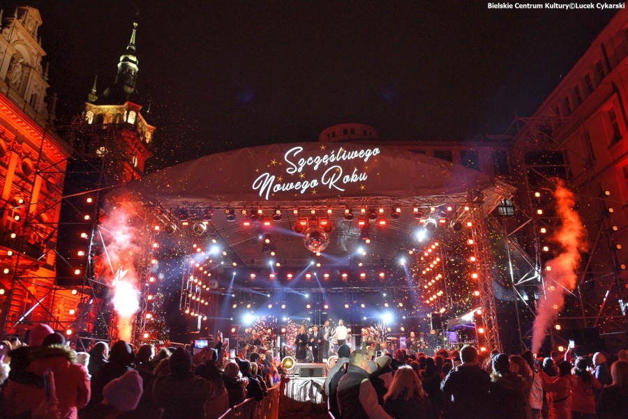 Rewelacyjny sylwester pod ratuszem. Enej zdążył na koncert w Bielsku-Białej ZDJĘCIA