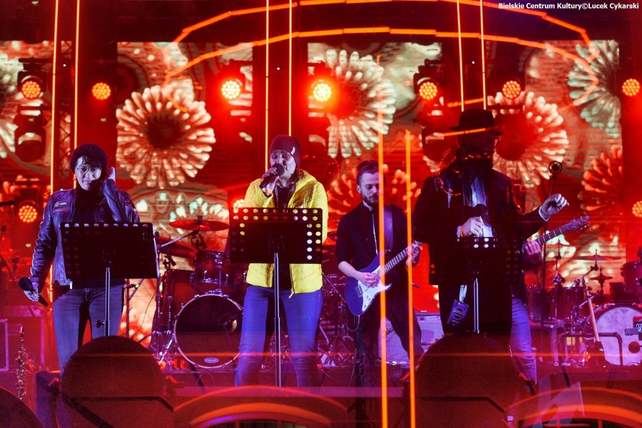Rewelacyjny sylwester pod ratuszem. Enej zdążył na koncert w Bielsku-Białej ZDJĘCIA
