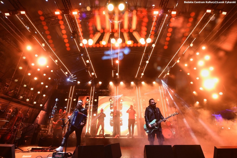 Rewelacyjny sylwester pod ratuszem. Enej zdążył na koncert w Bielsku-Białej ZDJĘCIA