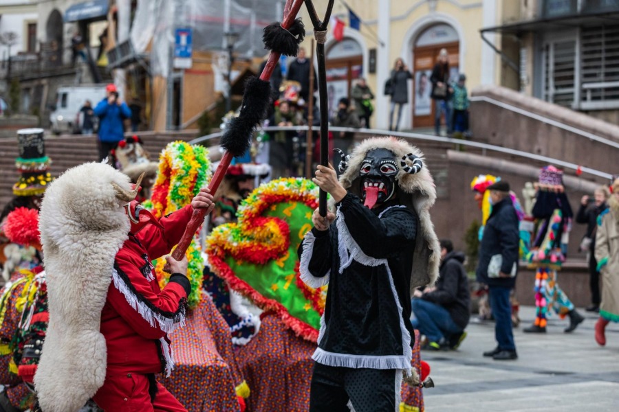 Wesołe figle na ulicach Bielska-Białej. Przebierańcy składali przechodniom życzenia ZDJĘCIA