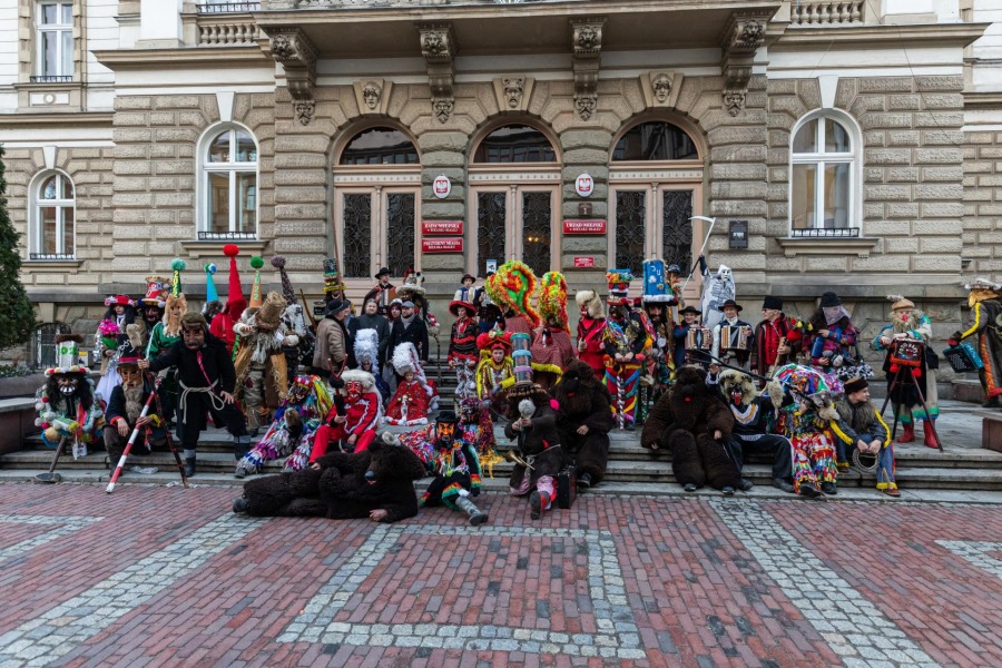 Wesołe figle na ulicach Bielska-Białej. Przebierańcy składali przechodniom życzenia ZDJĘCIA