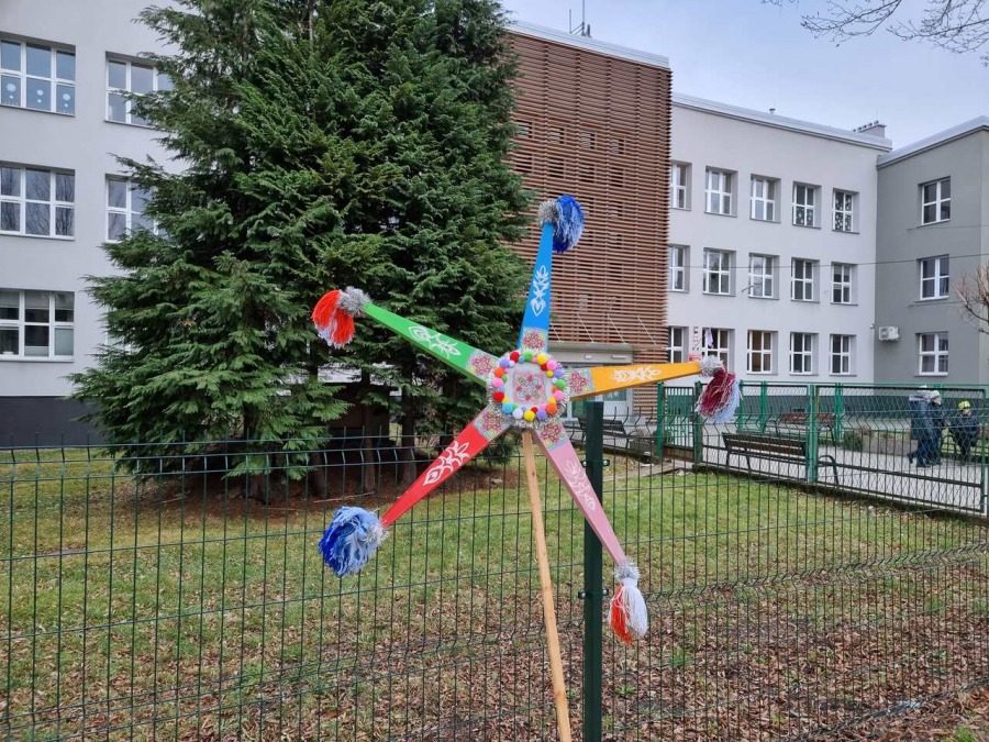 Trzech Króli z bielszczanami w koronach. Barwny pochód w Starym Bielsku FOTO i FILM