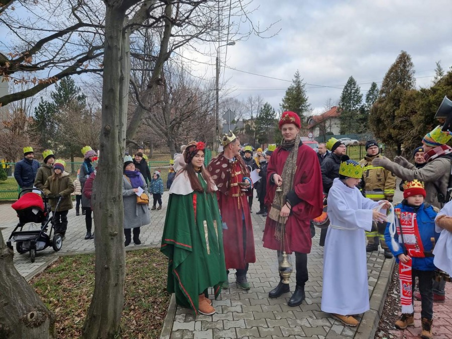 Trzech Króli z bielszczanami w koronach. Barwny pochód w Starym Bielsku FOTO i FILM