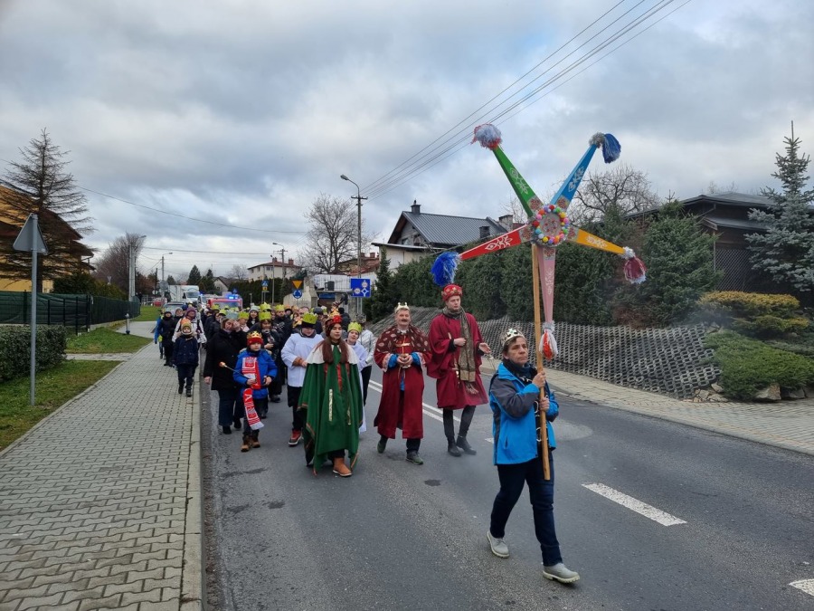 Trzech Króli z bielszczanami w koronach. Barwny pochód w Starym Bielsku FOTO i FILM