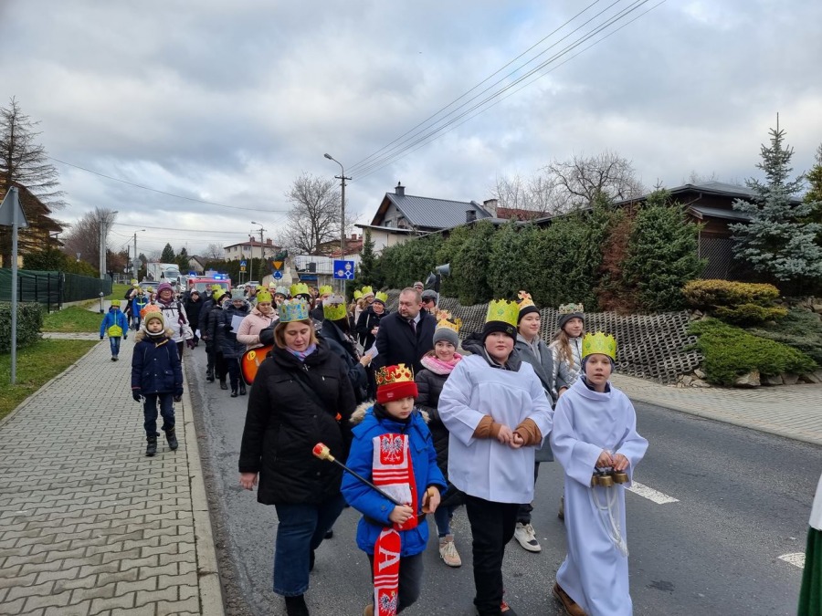Trzech Króli z bielszczanami w koronach. Barwny pochód w Starym Bielsku FOTO i FILM