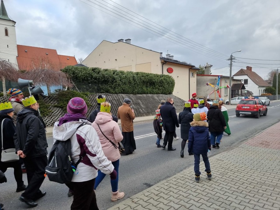 Trzech Króli z bielszczanami w koronach. Barwny pochód w Starym Bielsku FOTO i FILM