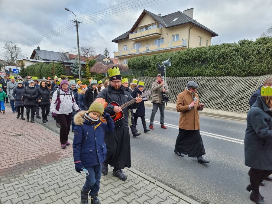 Trzech Króli z bielszczanami w koronach. Barwny pochód w Starym Bielsku FOTO i FILM