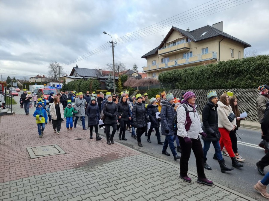 Trzech Króli z bielszczanami w koronach. Barwny pochód w Starym Bielsku FOTO i FILM