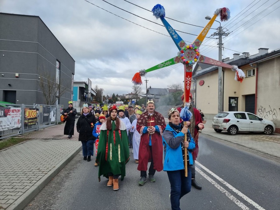 Trzech Króli z bielszczanami w koronach. Barwny pochód w Starym Bielsku FOTO i FILM