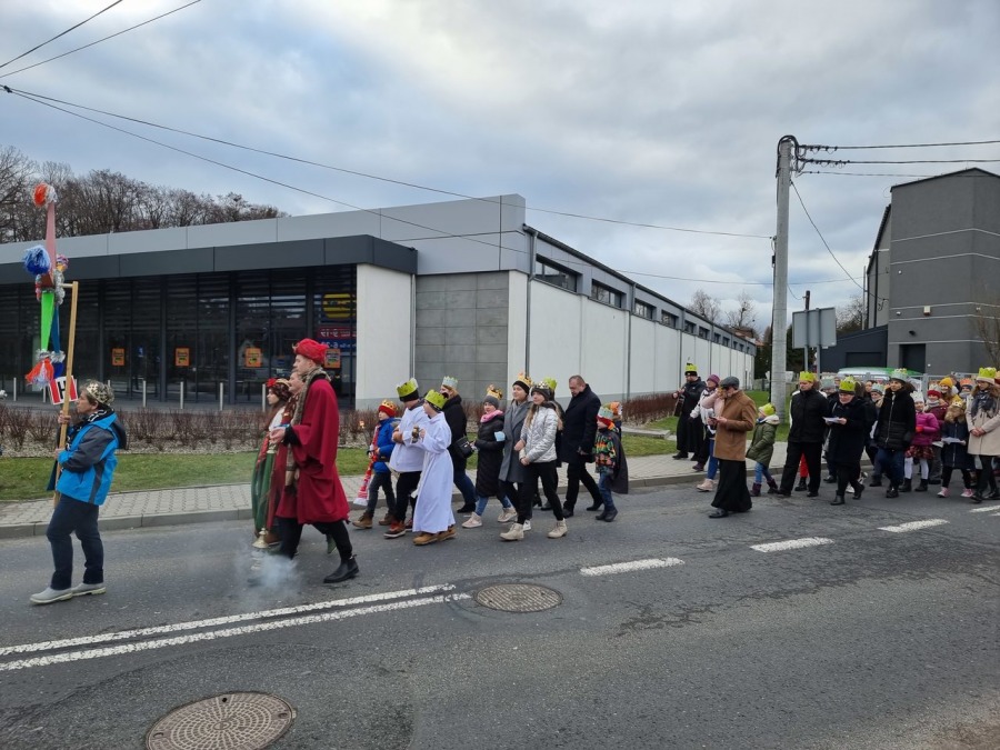 Trzech Króli z bielszczanami w koronach. Barwny pochód w Starym Bielsku FOTO i FILM
