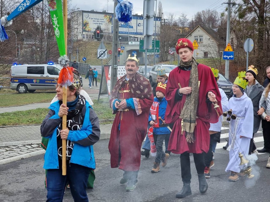 Trzech Króli z bielszczanami w koronach. Barwny pochód w Starym Bielsku FOTO i FILM