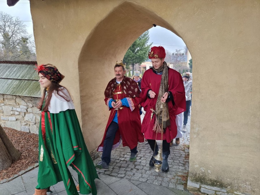 Trzech Króli z bielszczanami w koronach. Barwny pochód w Starym Bielsku FOTO i FILM