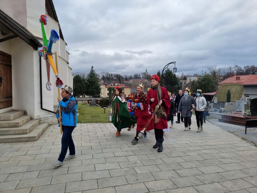 Trzech Króli z bielszczanami w koronach. Barwny pochód w Starym Bielsku FOTO i FILM