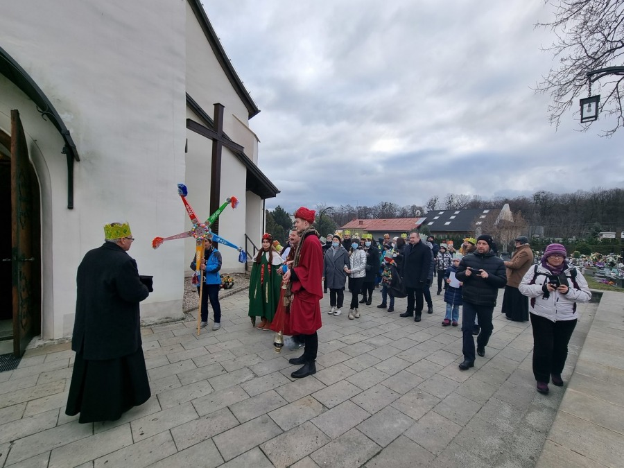 Trzech Króli z bielszczanami w koronach. Barwny pochód w Starym Bielsku FOTO i FILM