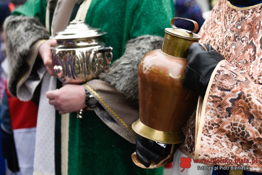 Skromny orszak na Złotych Łanach. Radośni rycerze i damy dworu ZDJĘCIA
