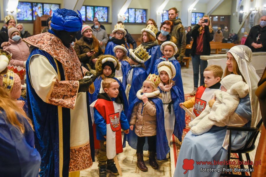 Skromny orszak na Złotych Łanach. Radośni rycerze i damy dworu ZDJĘCIA
