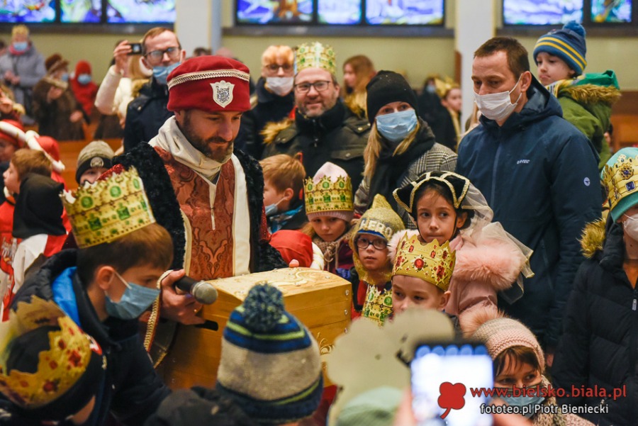 Skromny orszak na Złotych Łanach. Radośni rycerze i damy dworu ZDJĘCIA